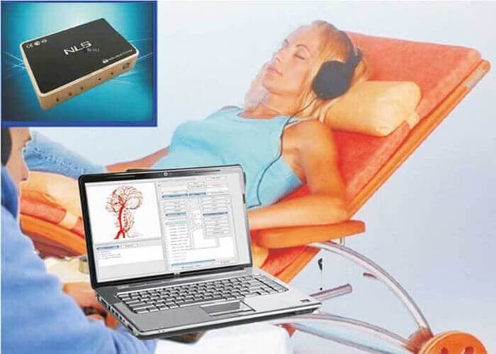 Biorezonans a Ciąża: Kompleksowy Przewodnik dla Przyszłych Matek 1 Kobieta w ciąży podczas konsultacji medycznej dotyczącej biorezonansu